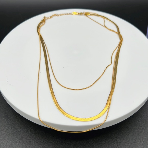 Accessories - Super sexy triple stacked gold necklace!